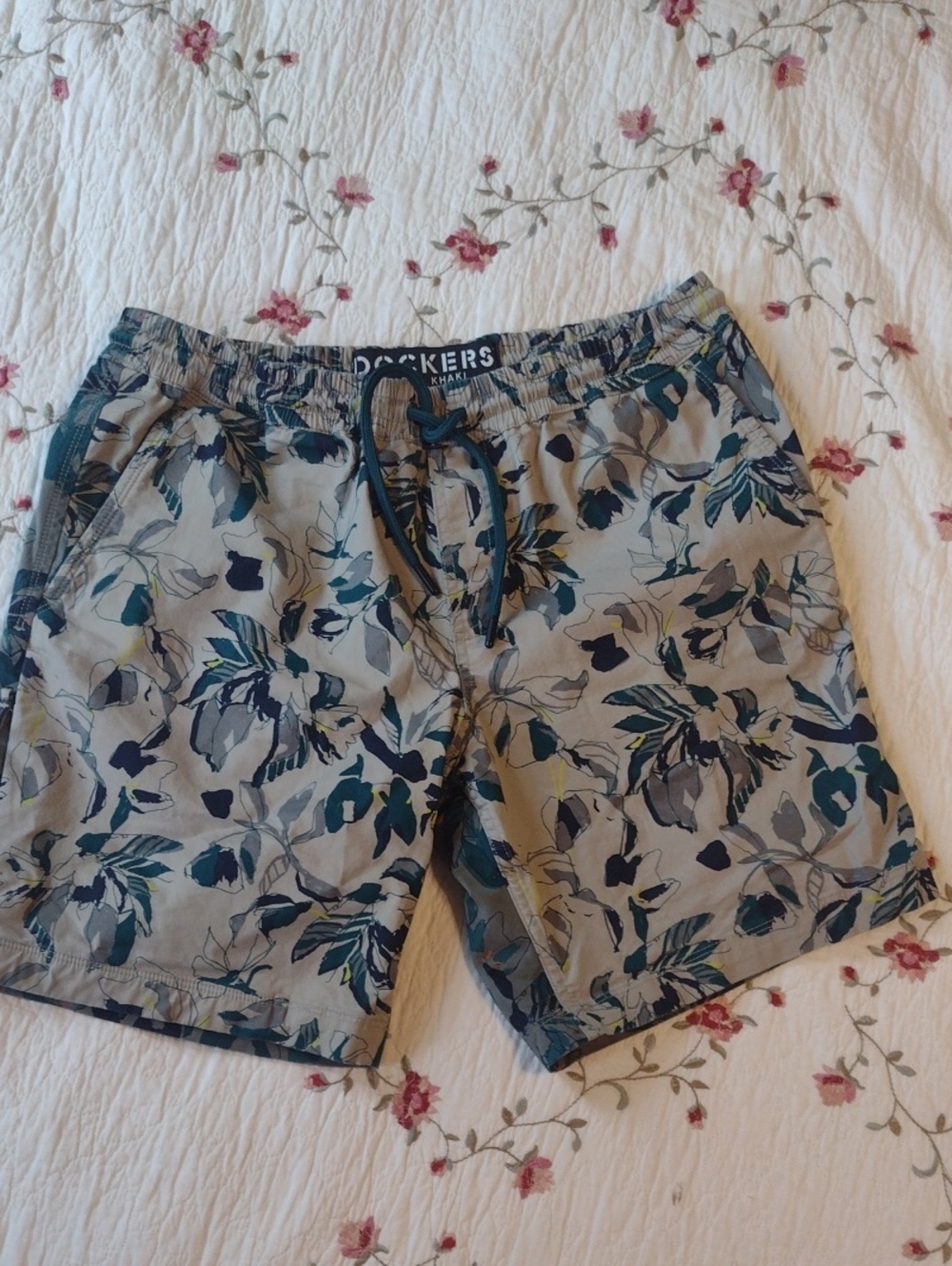 Dockers Men’s Gray And Tan 2 Toned Hybrids with Blue Floral Print Shorts Size Sm